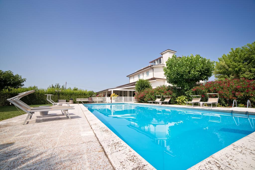 Hotel Country House La Radice Civitanova Marche Exterior photo